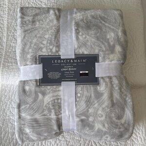 Legacy and Main Gray and white Luxury Throw Blanket